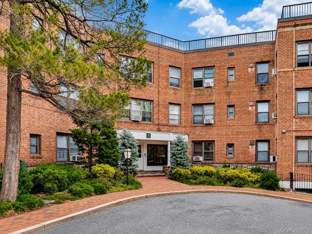 3 Town House Place # 3c, Great Neck