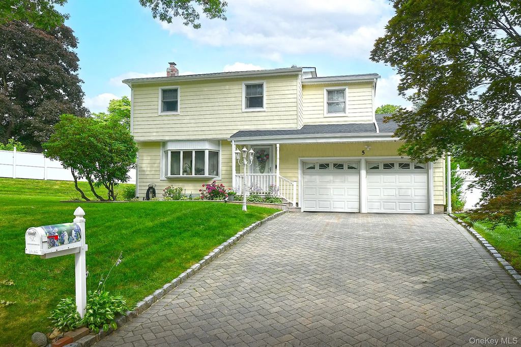 5 Trudy Court, Huntington Station