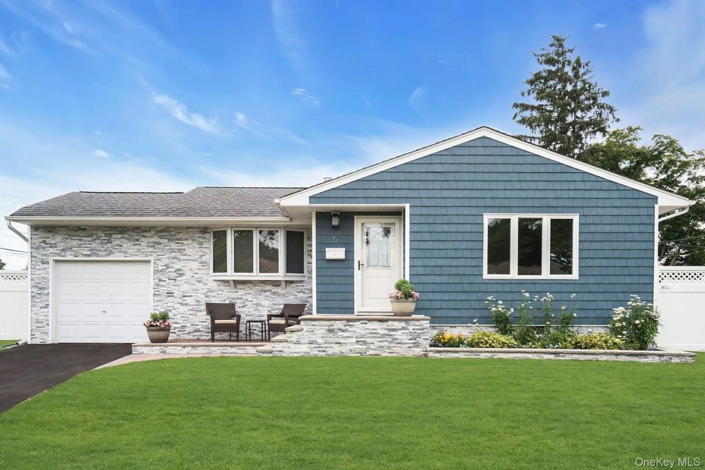 5 Stagg Lane, Commack