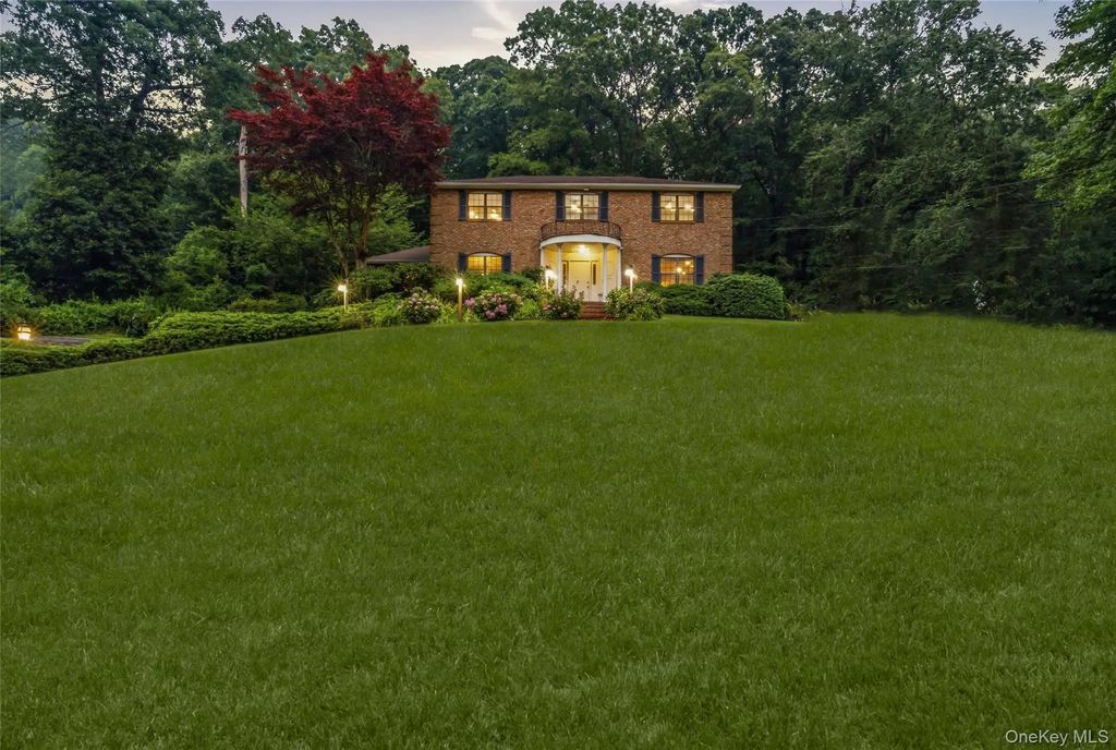 94 Bagatelle Road, Dix Hills