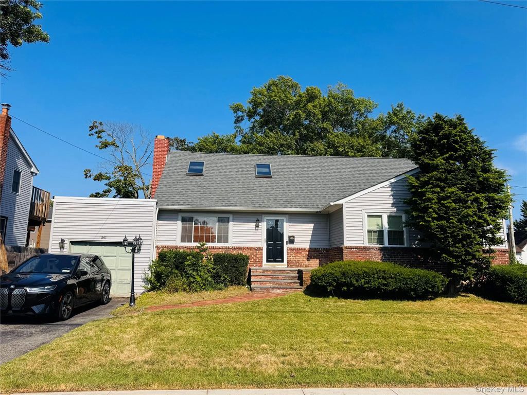 561 Center Dyre Avenue, West Islip