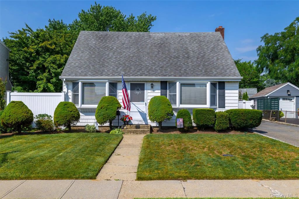 190 Cottage Boulevard, Hicksville