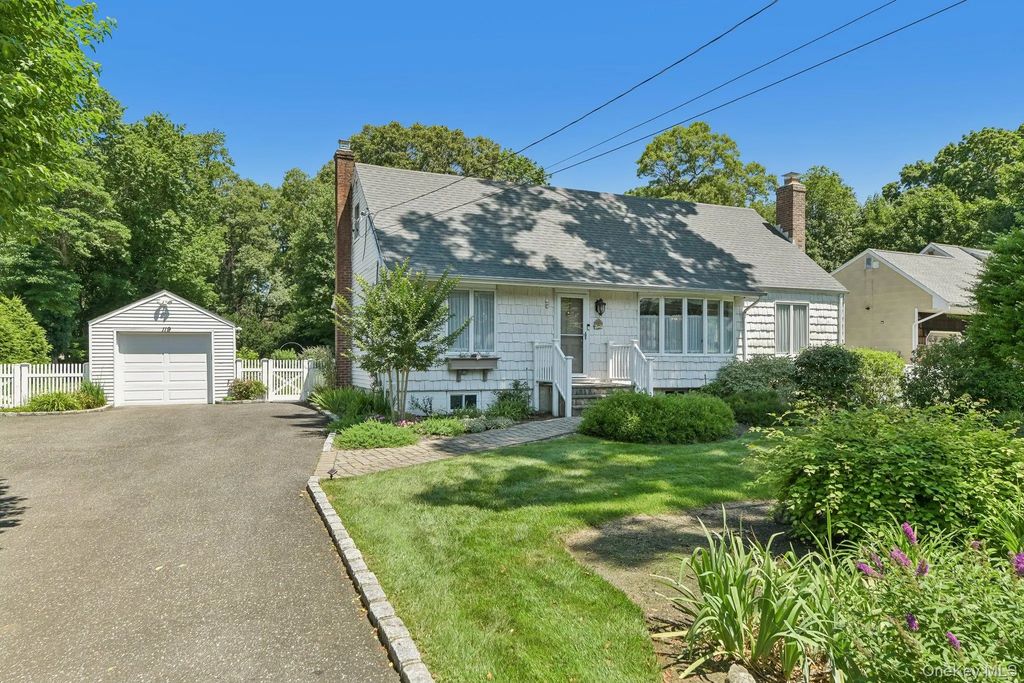 119 Brook Lane, Smithtown