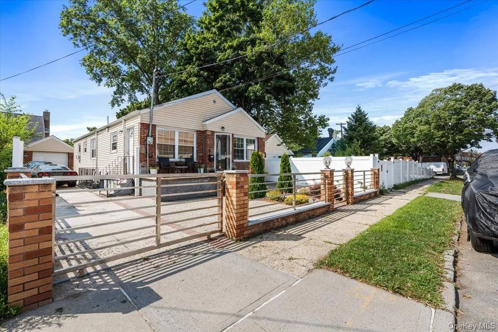 18710 121st Avenue, Saint Albans