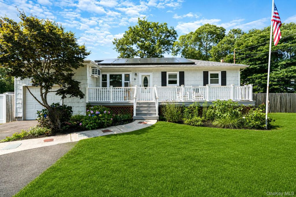 51 Hampton Avenue, Mastic