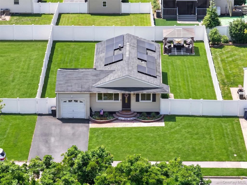 50 Lantern Street, Huntington