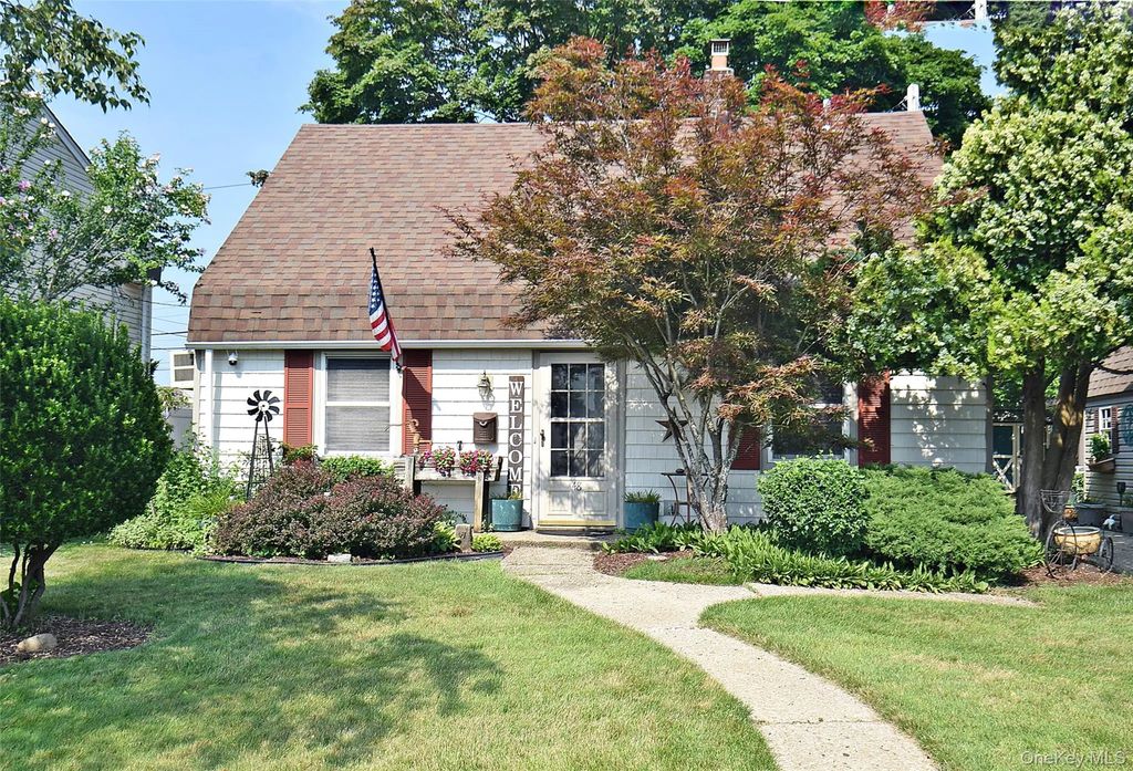48 Barnyard Lane, Levittown