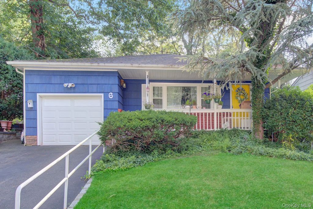 6 Hilton Court, Huntington