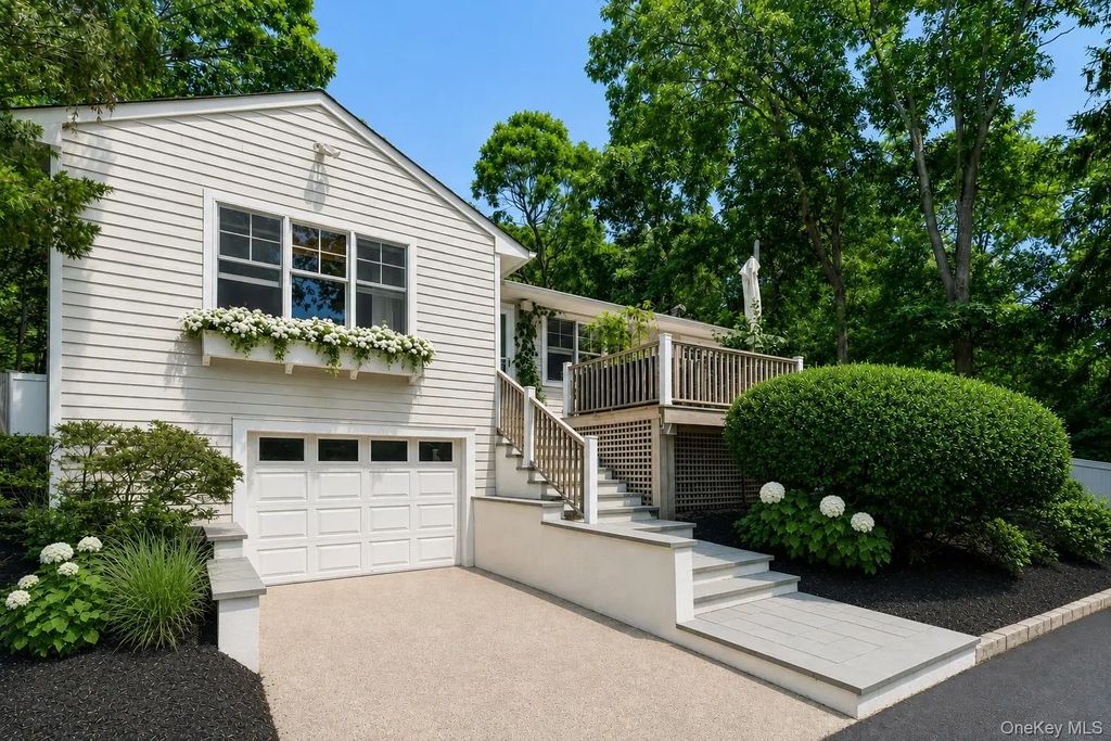 2705 W Creek Avenue, Cutchogue