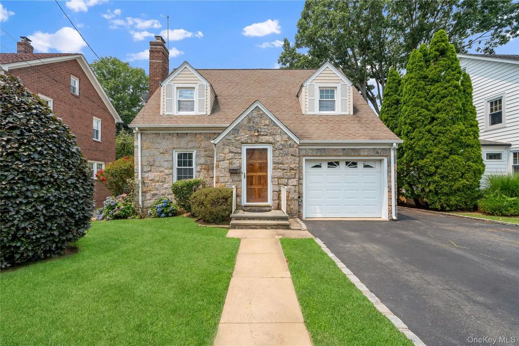 19 Chestnut Street, Glen Cove