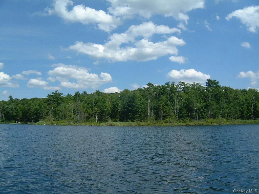 Hartung Road, Highland Lake