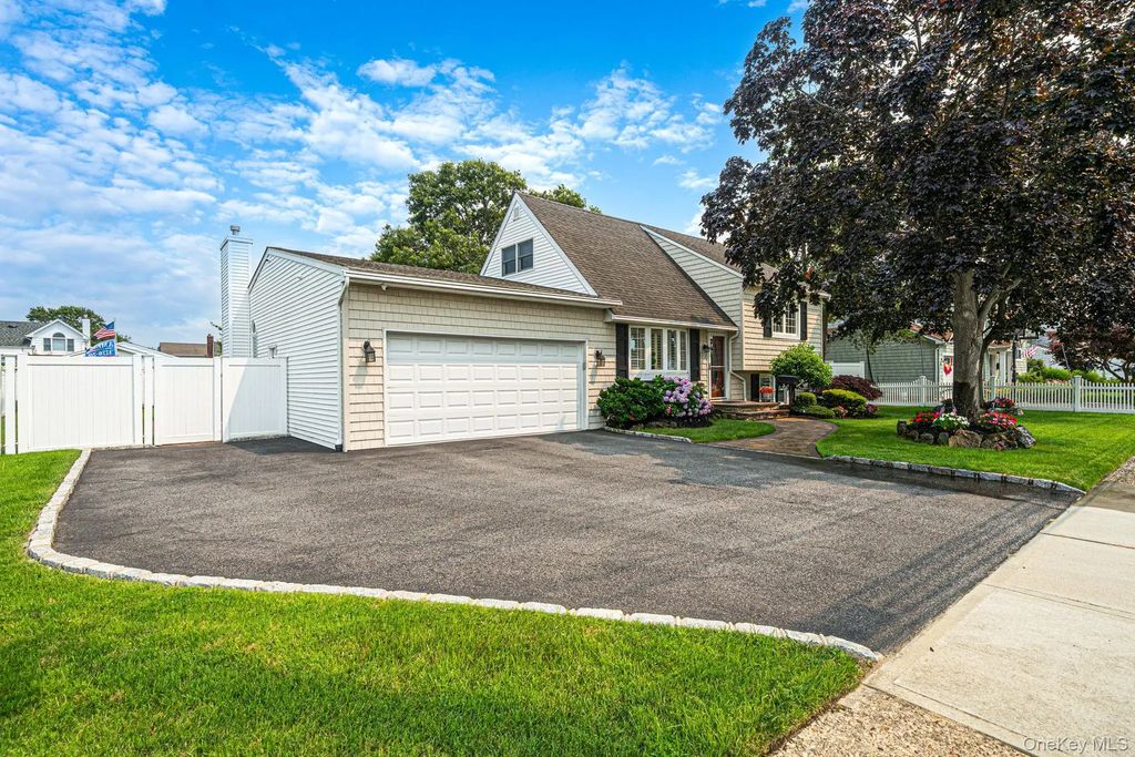 835 Pease Lane, West Islip
