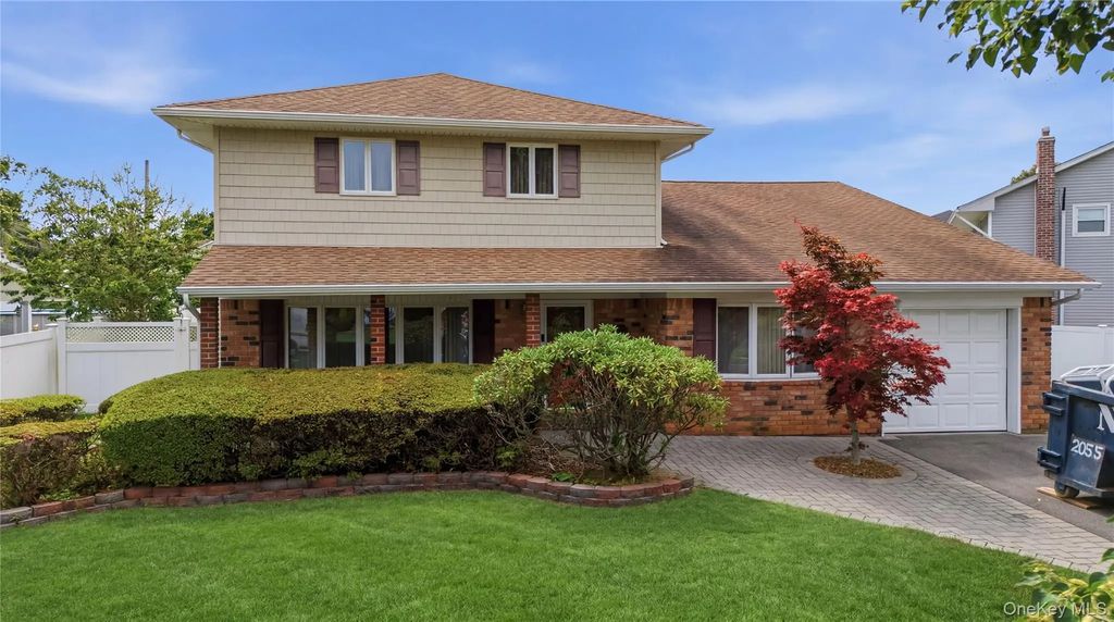 6 Navy Drive, Smithtown