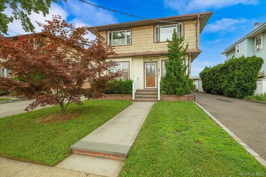 49 Roosevelt Court, Westbury