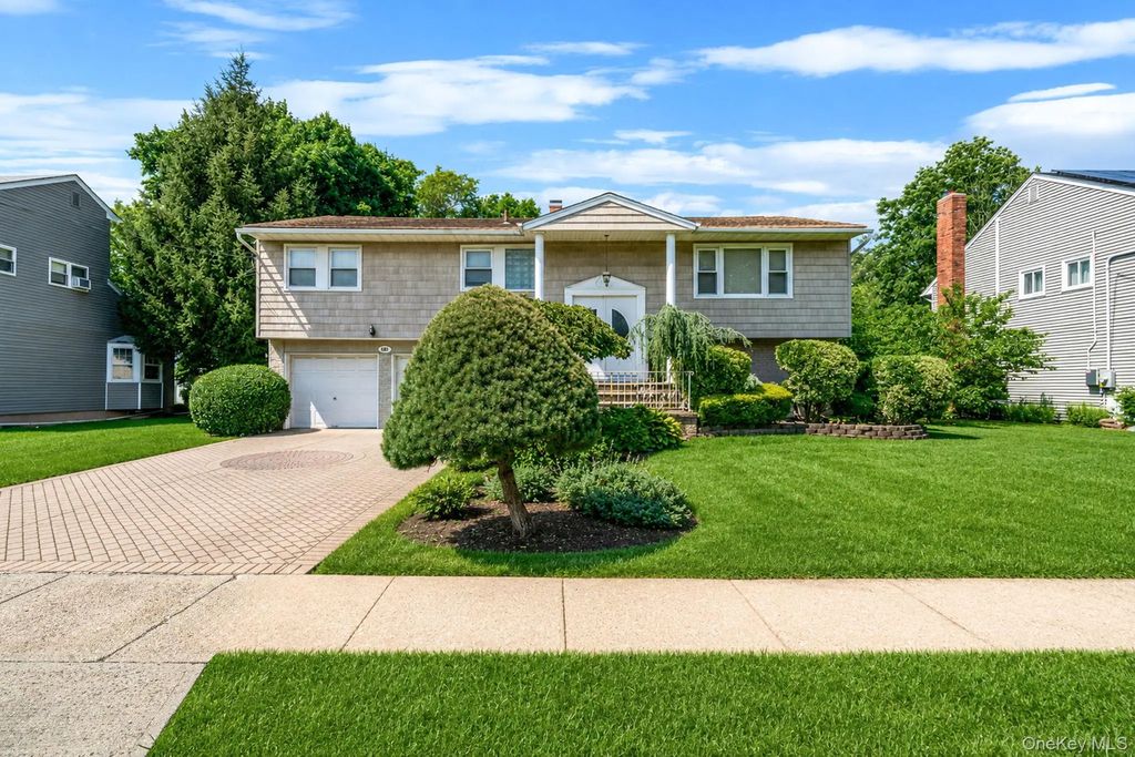 523 Livingston Street, Westbury