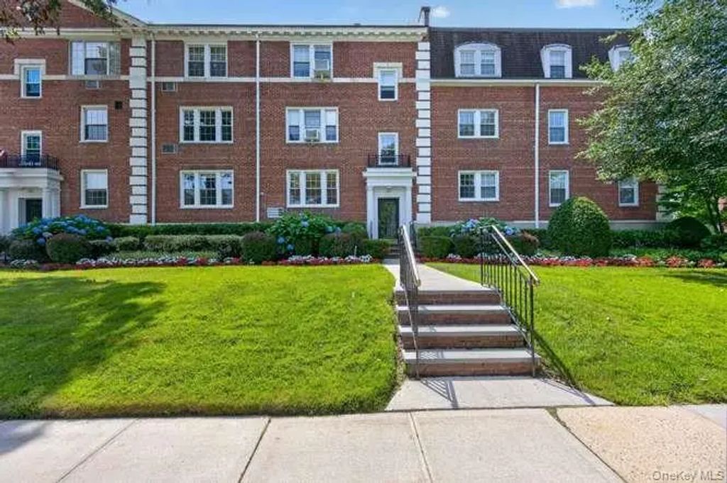 22 Hamilton Place H3, Garden City
