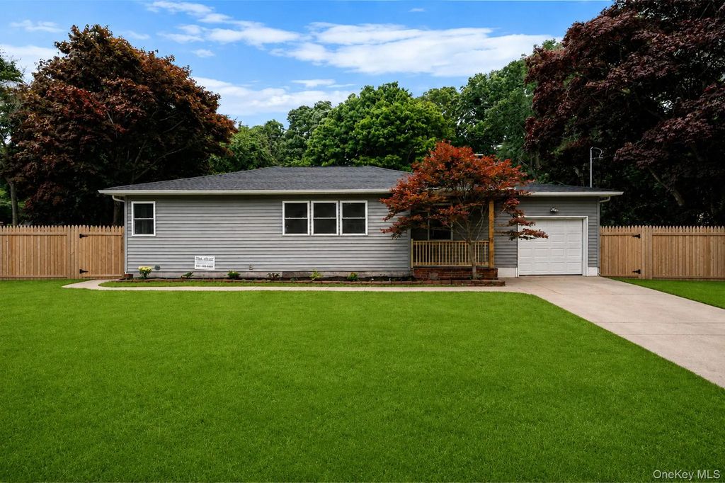 11 Mayfield, Mastic Beach