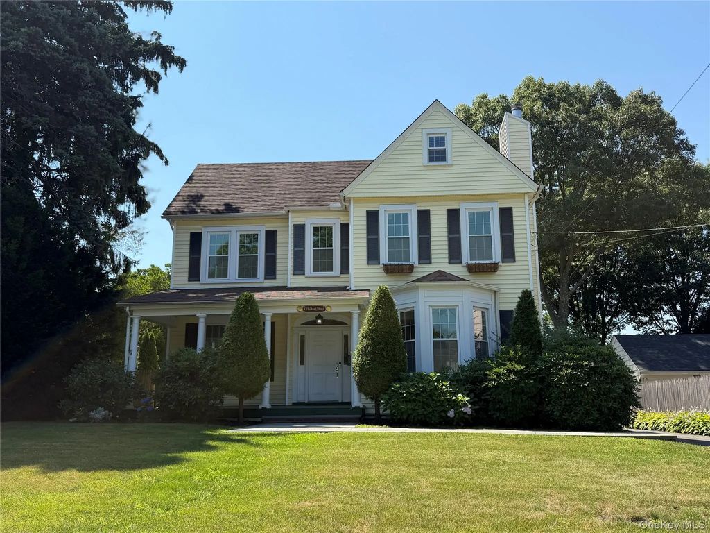 13 Walnut Street, Glen Head