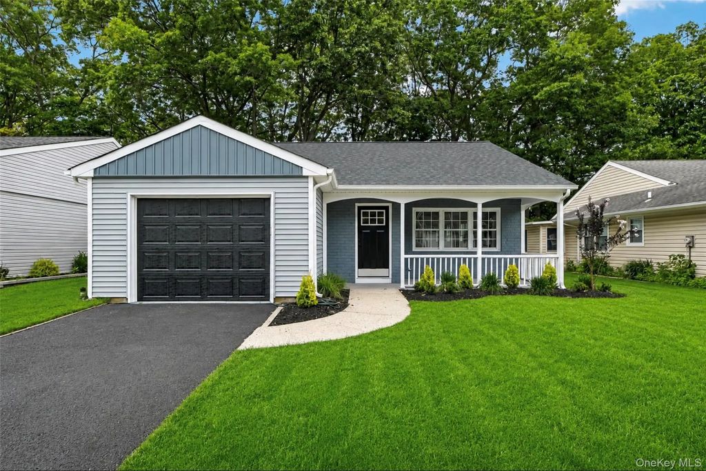 190 Canterbury Drive, Ridge