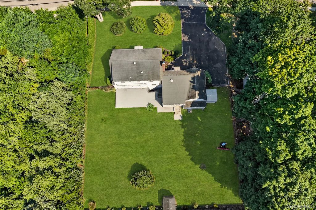 1547 Walt Whitman Road, Melville