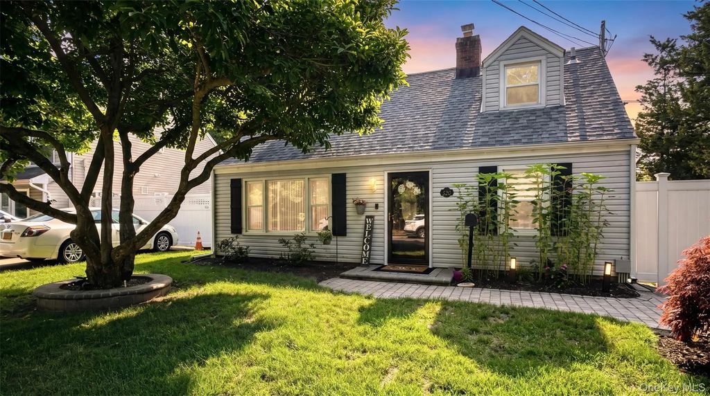 520 Riverside Avenue, Massapequa