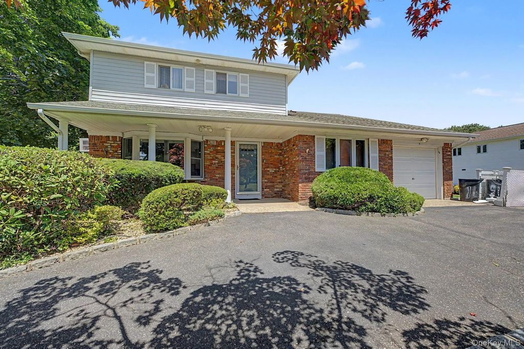 16 Cross Bow Lane, Commack
