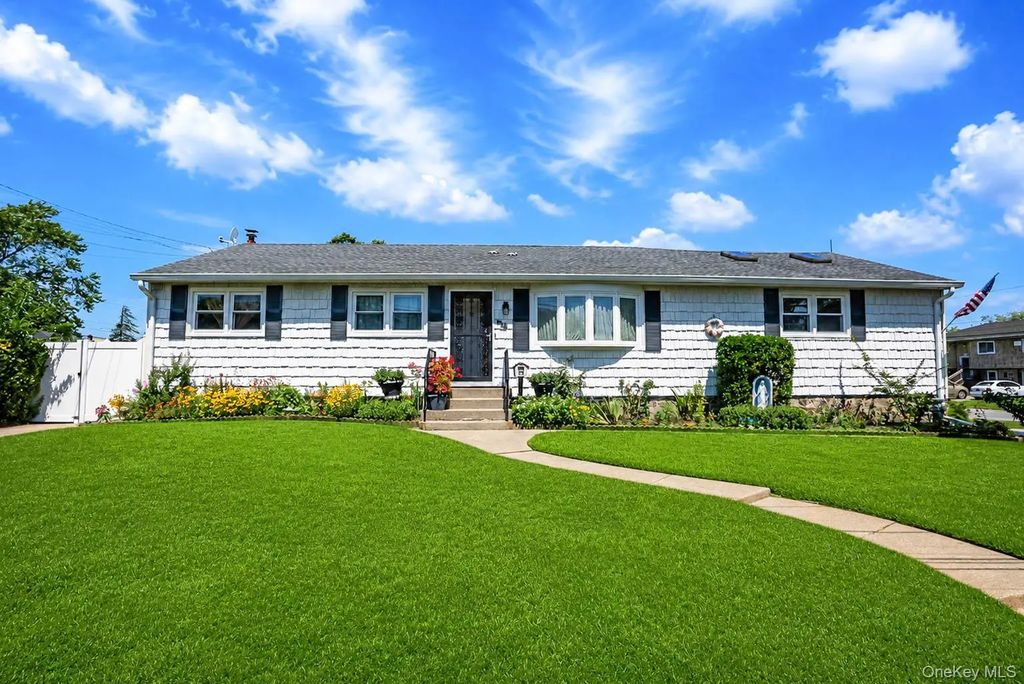 266 Albert Street, Lindenhurst