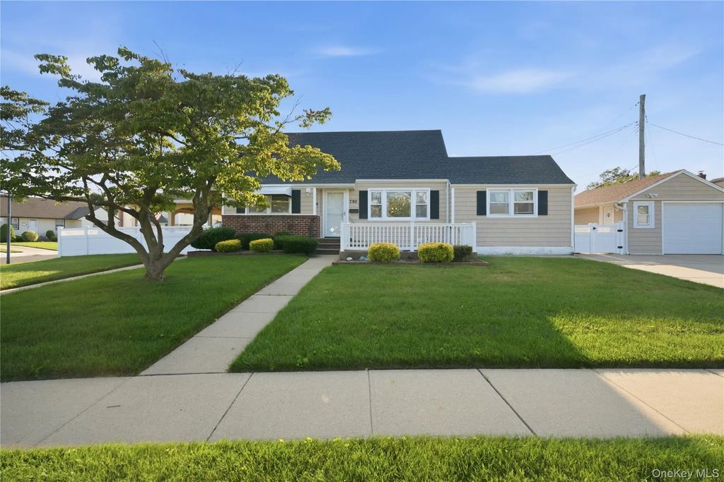790 Woodside Drive, Wantagh