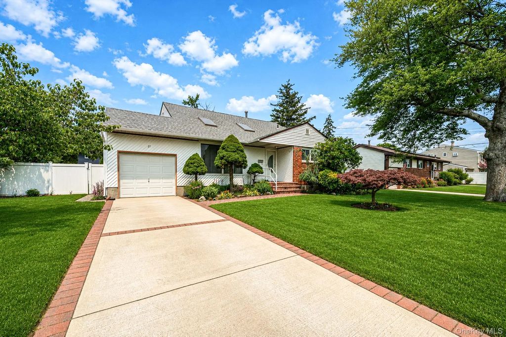 27 Ventura Drive, North Babylon