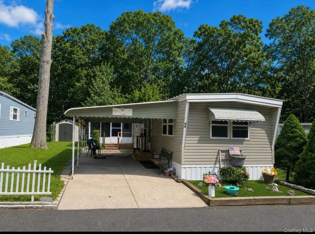 658-h8 Sound Avenue, Calverton