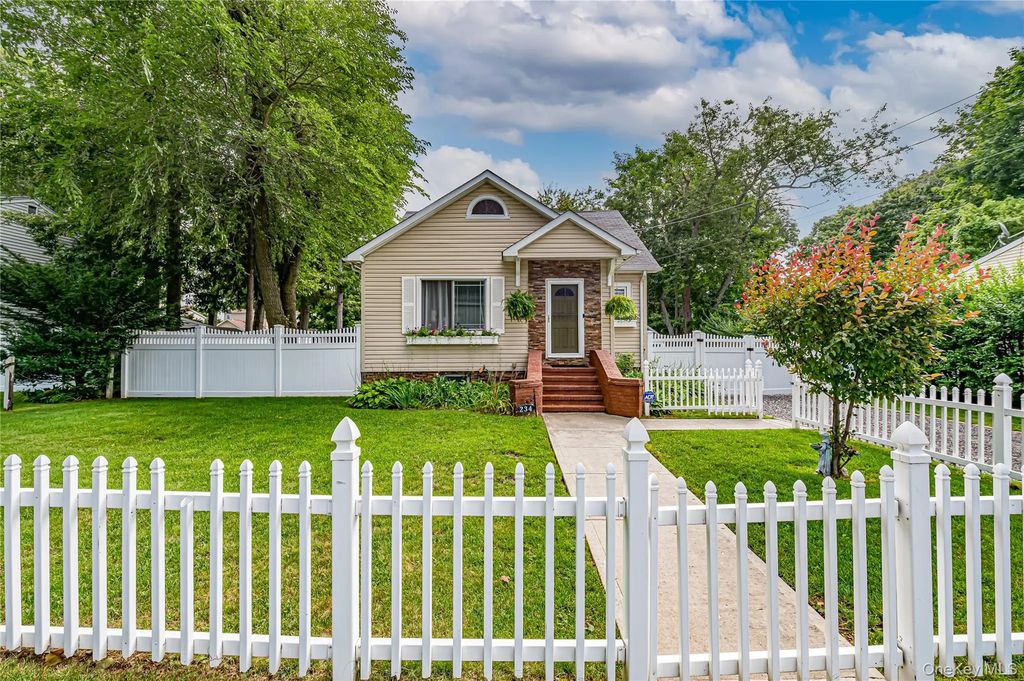 234 Grand Avenue, Lindenhurst
