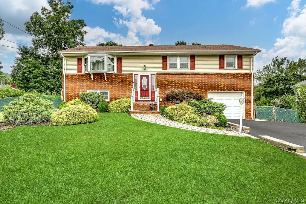 55 Maple Drive, Stony Point