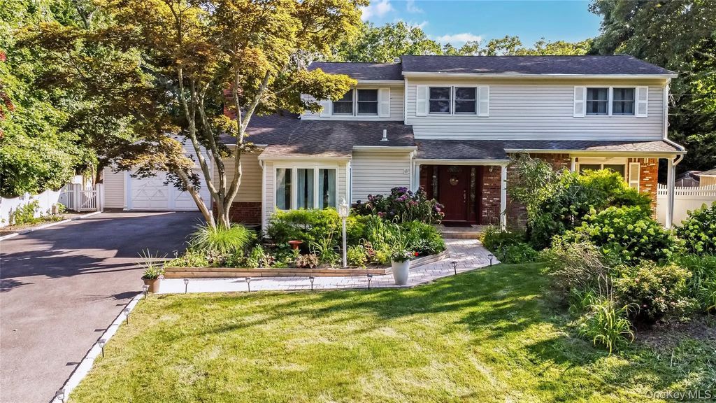 6 Marlon Lane, Hauppauge