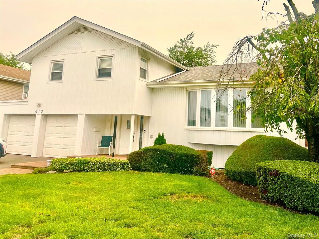 912 Whitehall Drive, North Woodmere