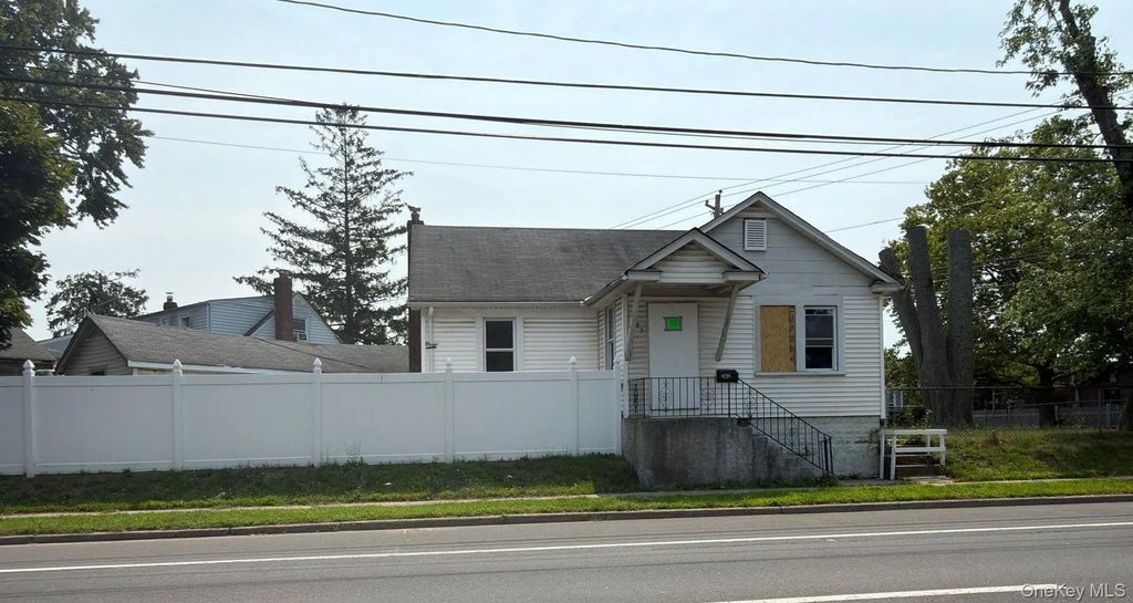 583 Straight Path, West Babylon