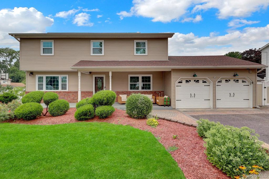 2 Fairhaven Drive, Wheatley Heights