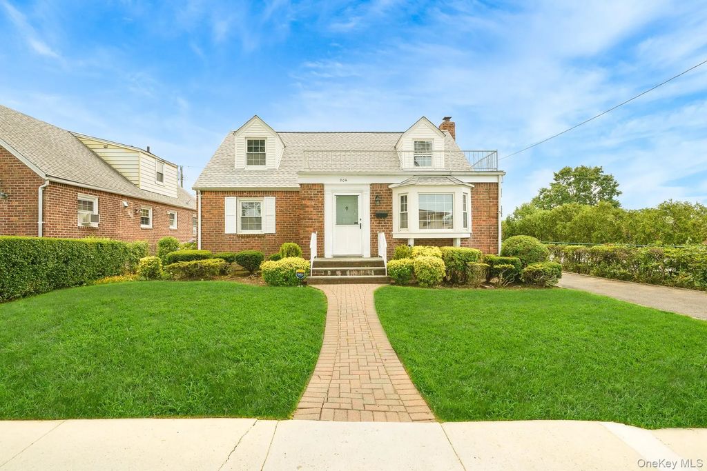 204 Center Street, Williston Park