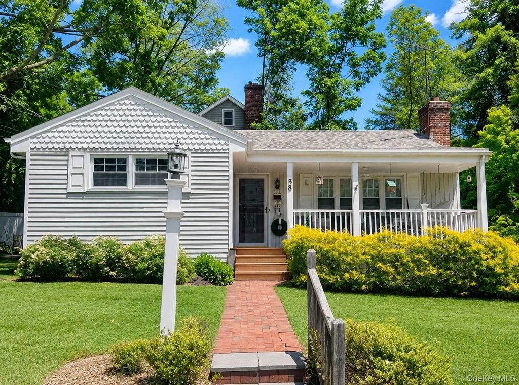 38 Hill Drive, Glen Head