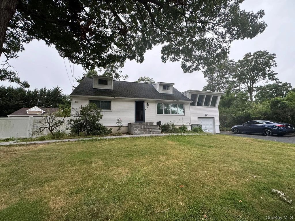 233 S 15th Street, Lindenhurst