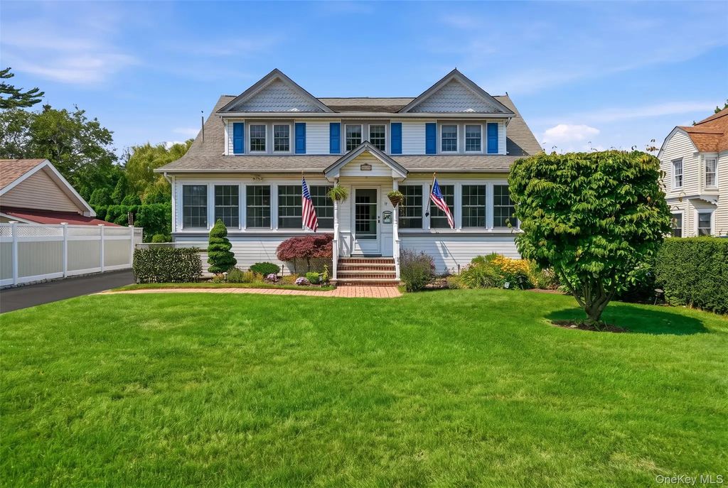 11 Hampton Street, Sayville