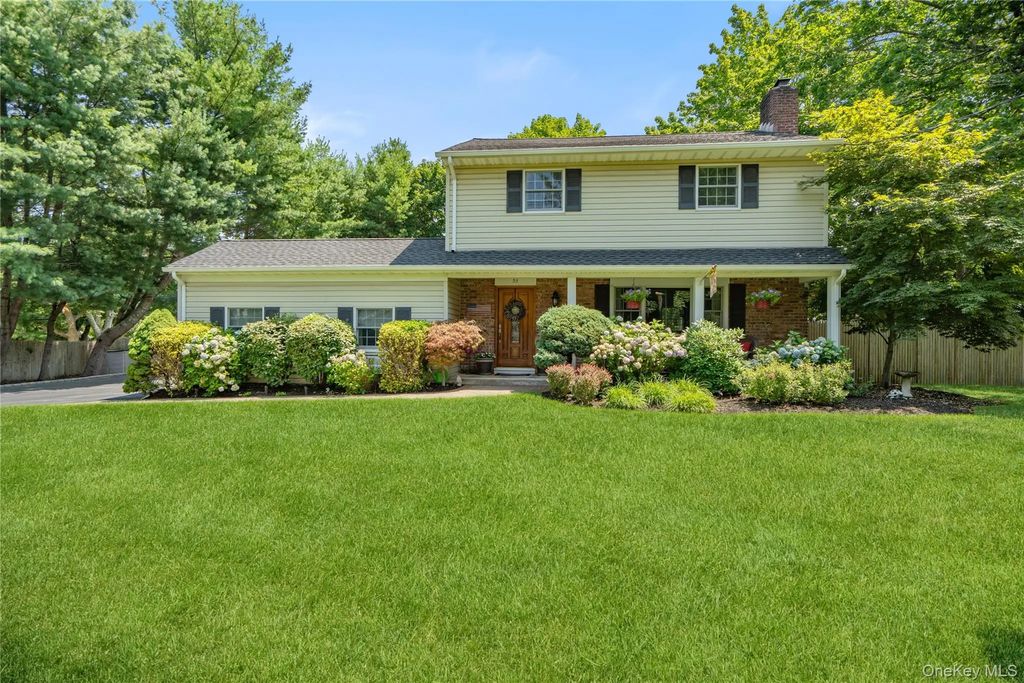 53 Quaker Path, Stony Brook