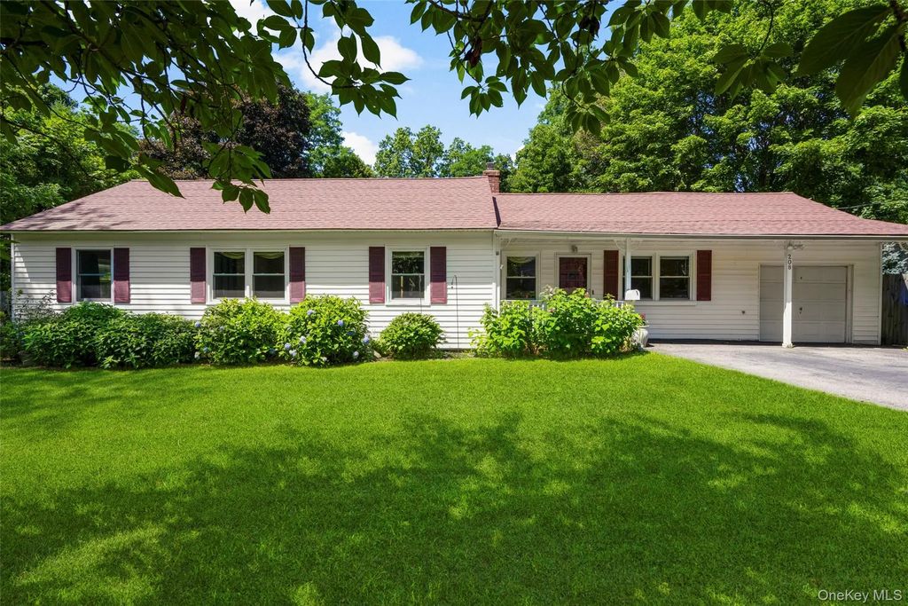 208 Woodhampton Drive, White Plains