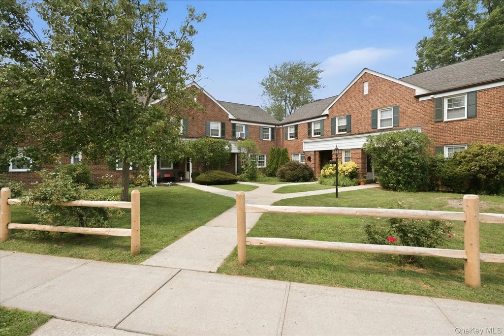 117 Robins Road # 117, New Rochelle
