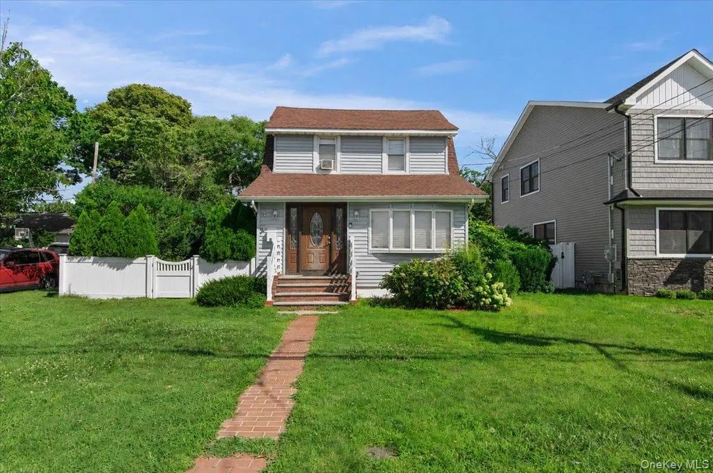 16 Marlboro Place, Bellmore