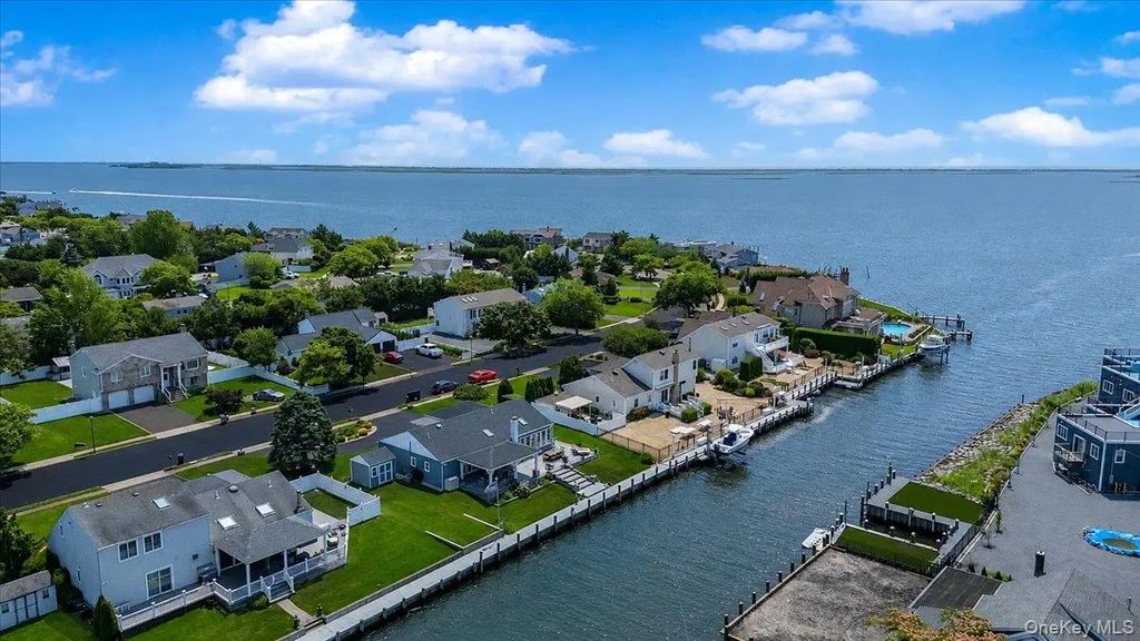 31 Shore Drive W, Copiague