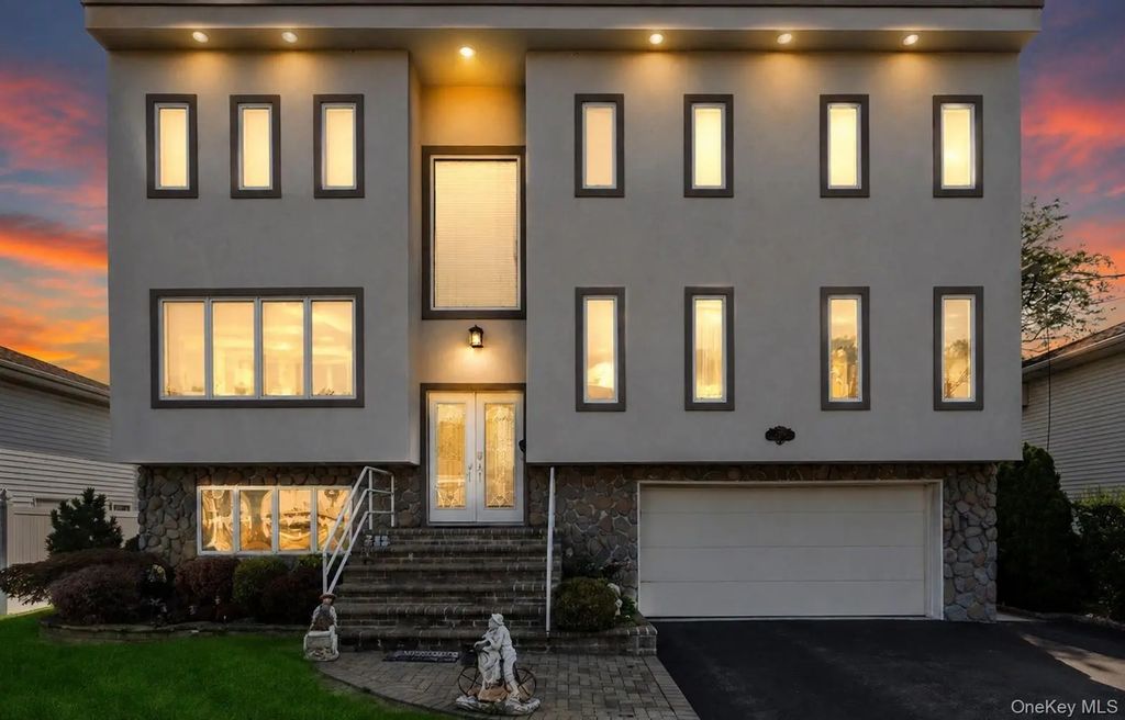 2489 Aron Drive W, Seaford
