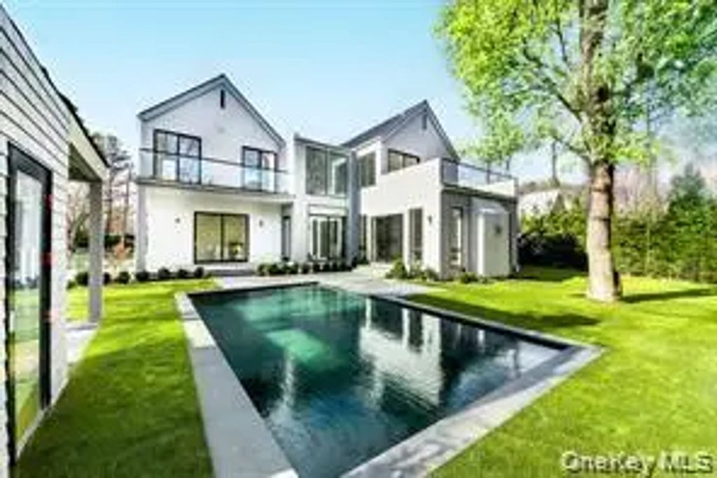 66 Hillside Drive E, Sag Harbor