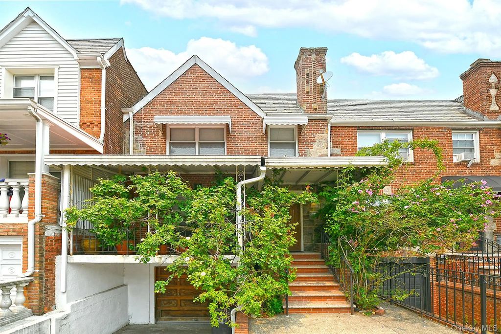 3250 32nd Street, Astoria