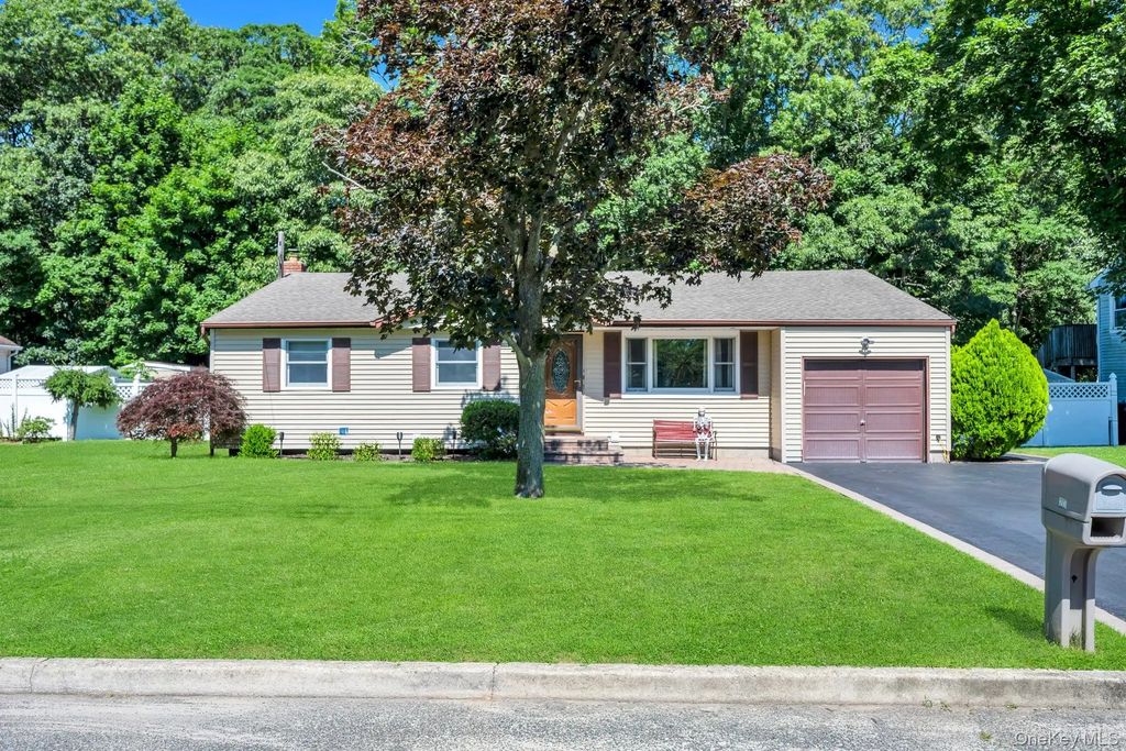 25 Walter Drive, Nesconset