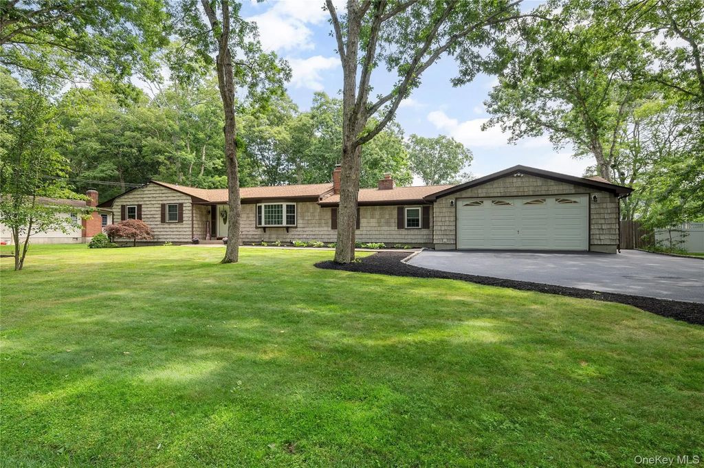 371 Hewlett Avenue, East Patchogue